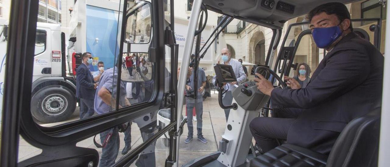 El alcalde de Alicante, Luis Barcala, subido en una limpiadora del actual servicio, en una imagen reciente