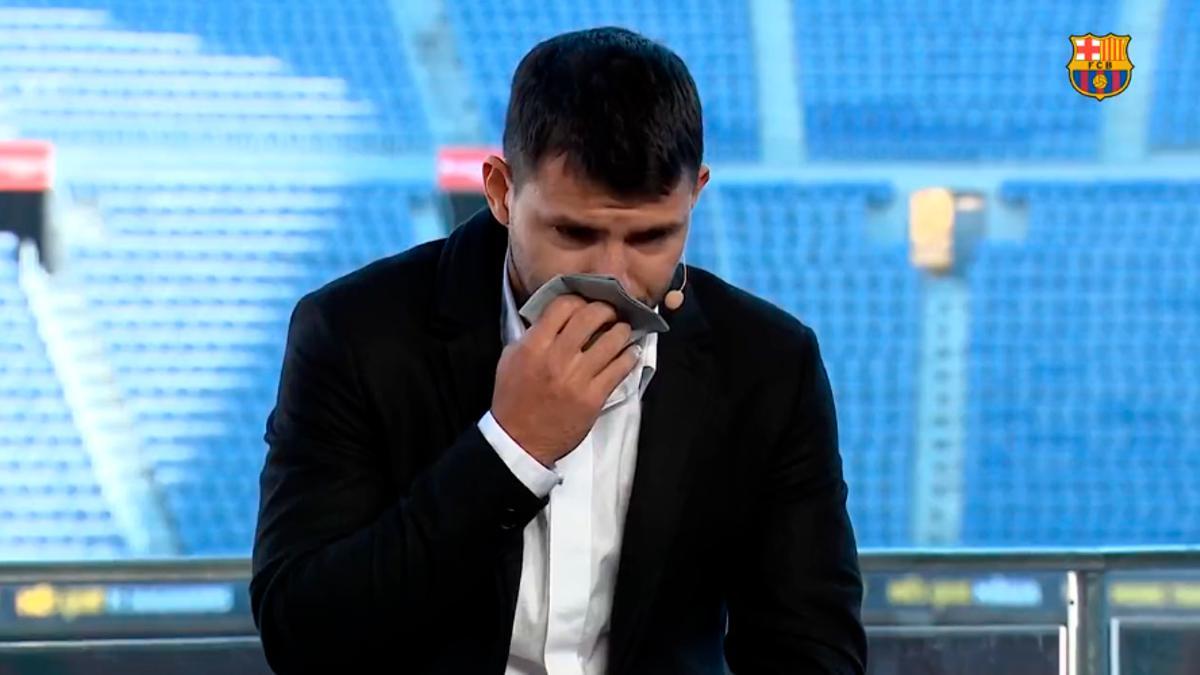 ¡Desconsolado antes de empezar! El 'Kun' Agüero no puede ni hablar para anunciar su retirada