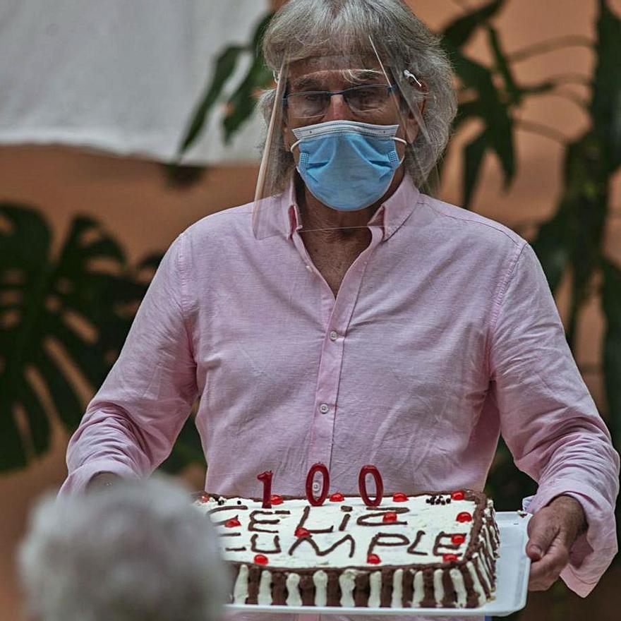 Juan López, felicitando el siglo de su madre en 2020. // BRAIS LORENZO 