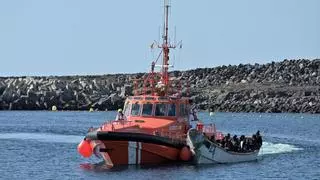 Salvamento rescata a unas 180 personas de tres neumáticas y las traslada a Lanzarote