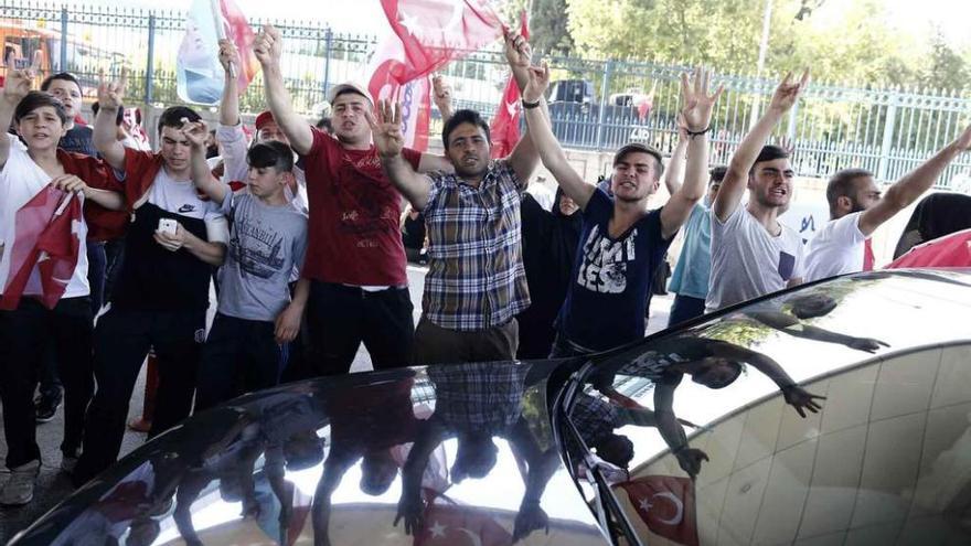 Ciudadanos turcos celebran el fracaso de la intentona golpista.