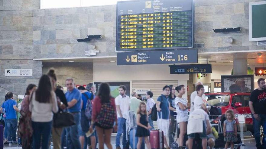 Pasajeros en la terminal de Alvedro.