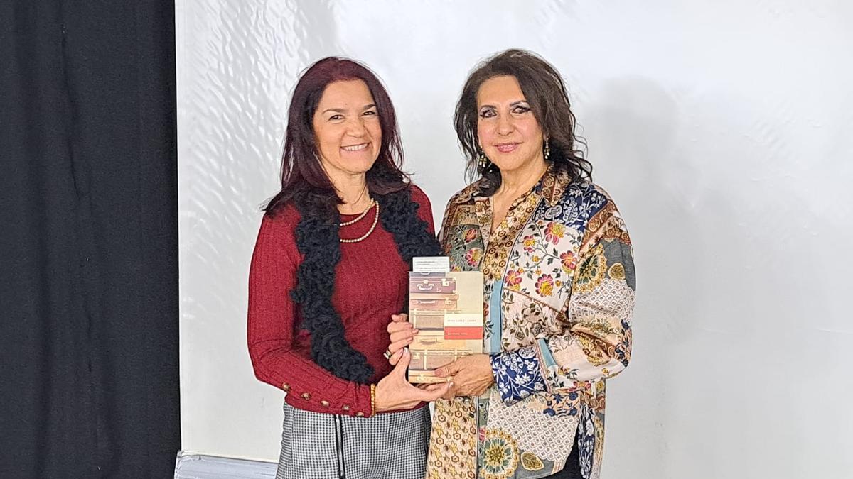 Rosa María López, a la derecha, con el libro en el acto de presentación que tuvo lugar en Coria, recientemente.