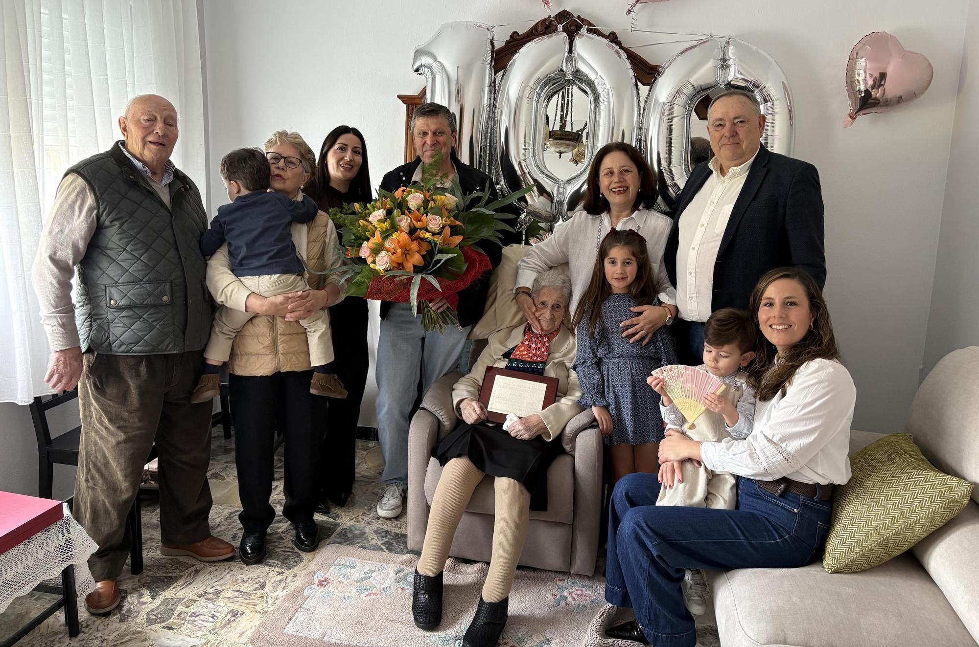 Carmen Suárez cos seus familiares e o alcalde da Laracha, á dereita.