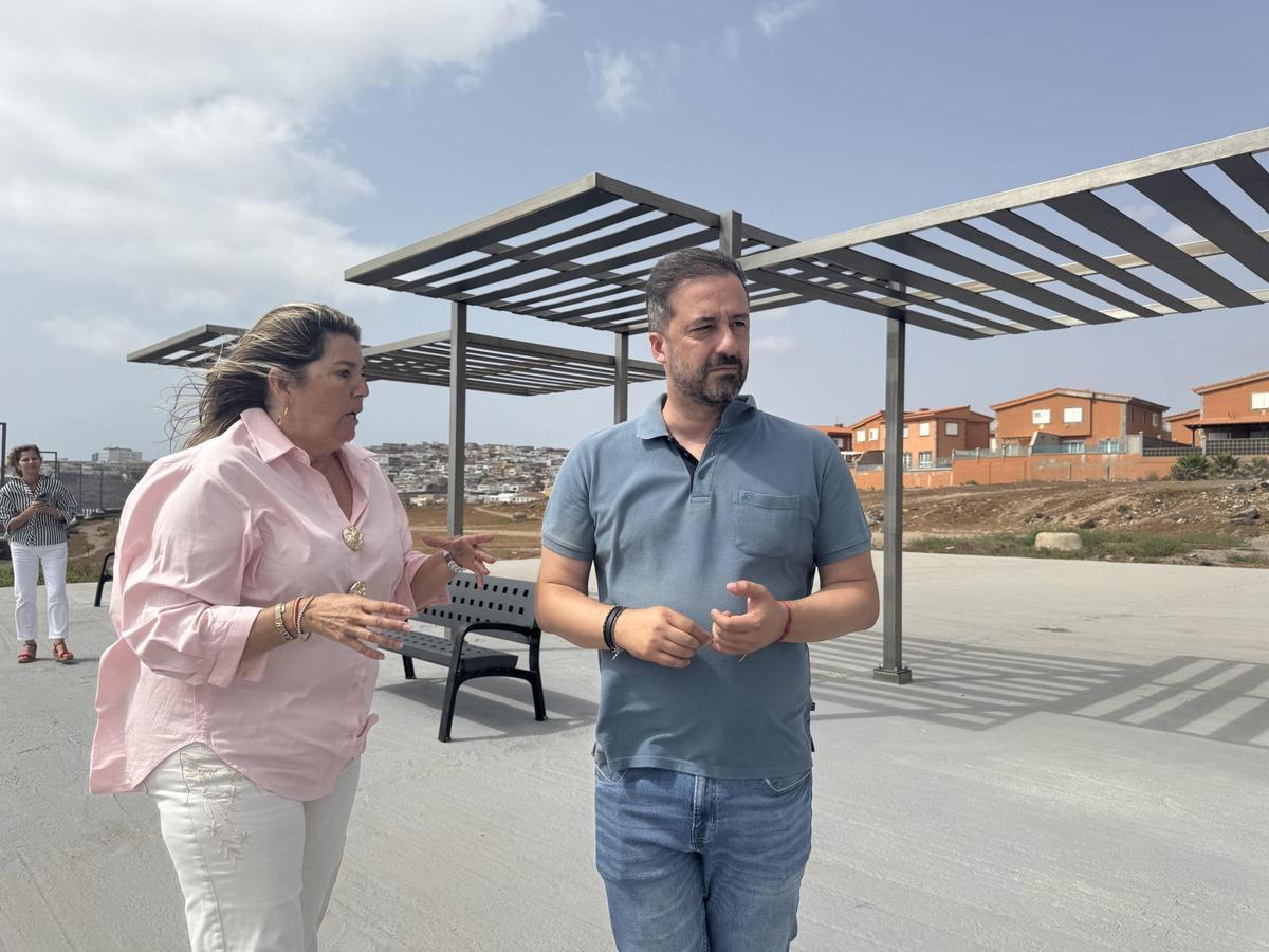 El alcalde de Telde, Juan Antonio Peña, y la concejala de Playas, María Calderín, frente a los nuevos bancos y pérgolas del Paseo de La Garita.