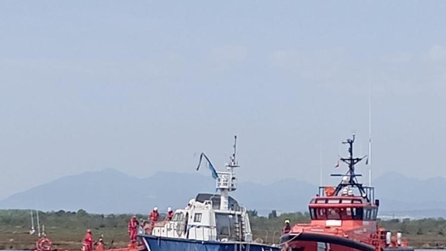 VÍDEO | Un vaixell embarranca al canal principal de Santa Margarida i queda abandonat perquè "ningú no se'n pot fer càrrec"