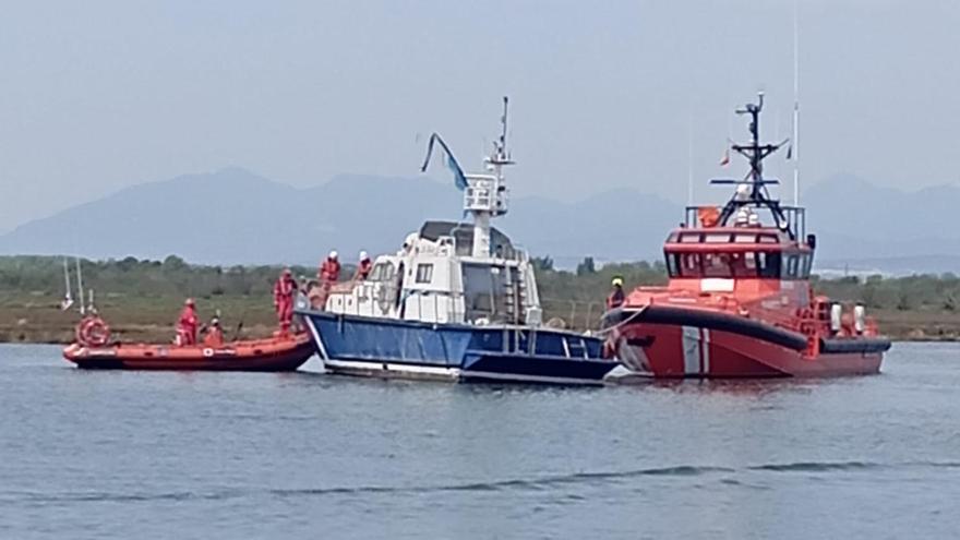 VÍDEO | Vaixell embarrancat al canal principal de Santa Margarida
