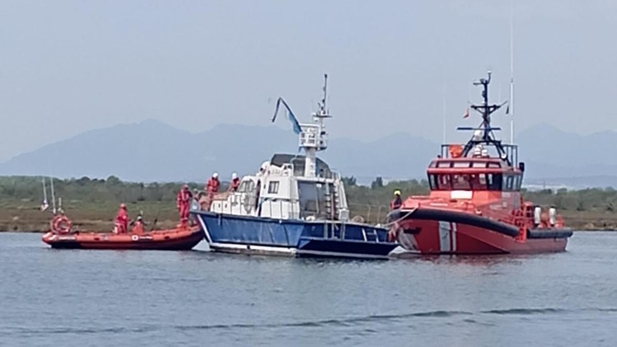 VÍDEO | Un vaixell embarranca al canal principal de Santa Margarida