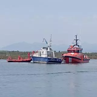 VÍDEO | Un vaixell embarranca al canal principal de Santa Margarida i queda abandonat perquè "ningú no se'n pot fer càrrec"