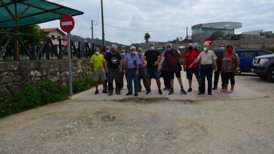 Vecinos de Donón en la carretera inacabada que conduce al Facho.   | //GONZALO NÚÑEZ 