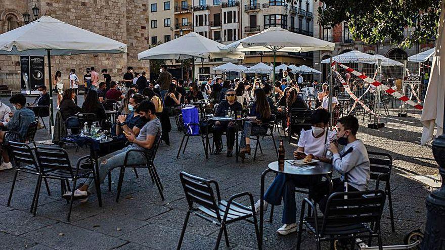 Gente disfruta en las terrazas de la Plaza Mayor de Zamora.