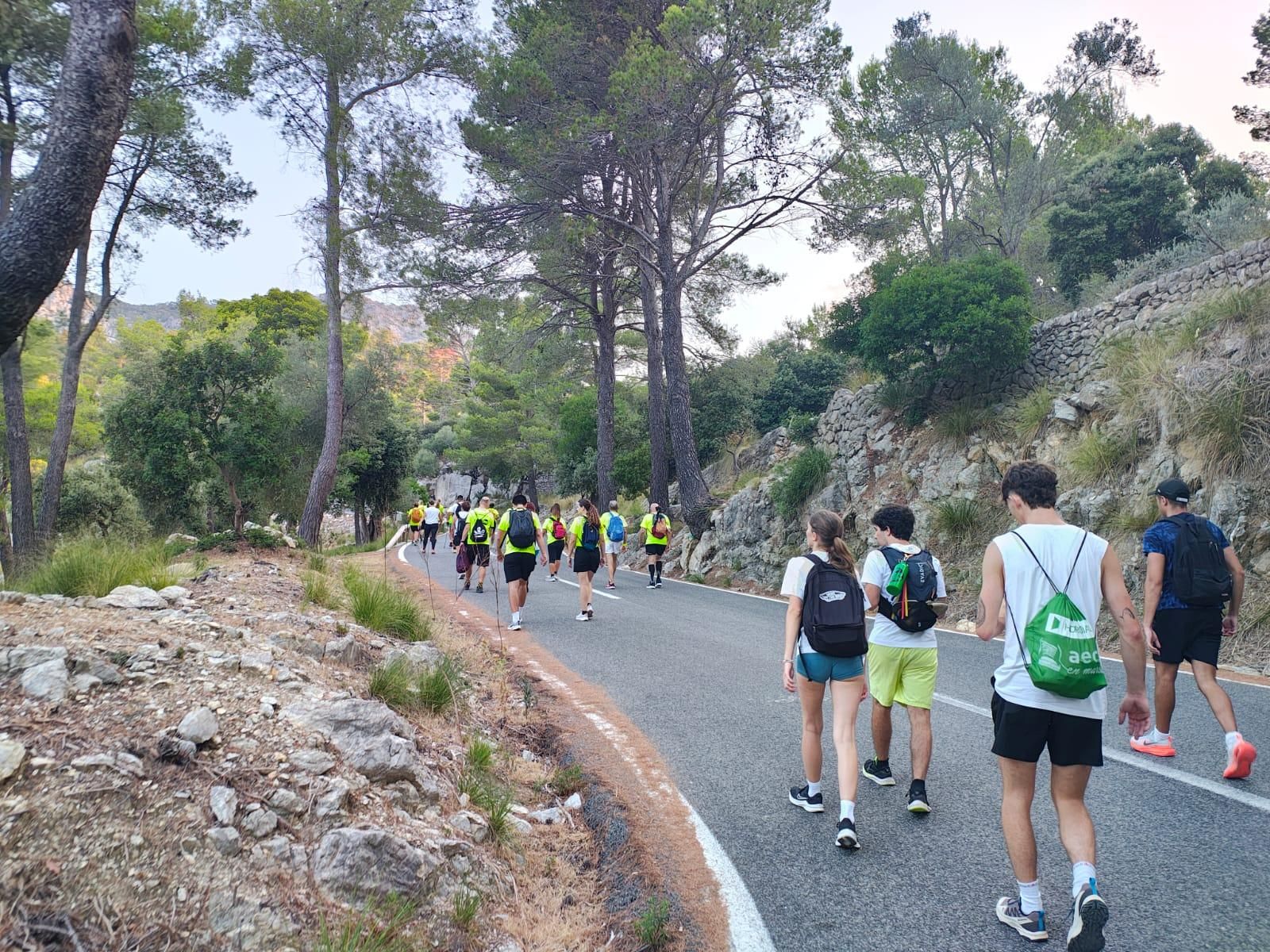 Llegan los primeros marchadores Des Güell a Lluc a Peu al Santuario: “El cruasán de Selva me ha dado la vida”