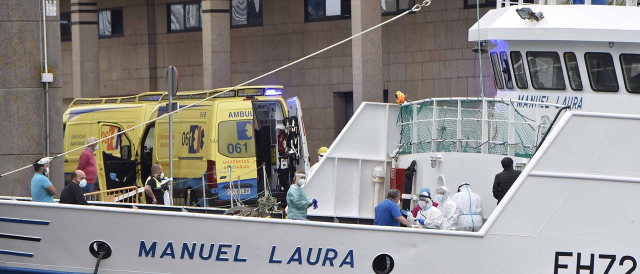 Los sanitarios con la tripulación del &quot;Manuel Laura&quot; en el puerto de Vigo.