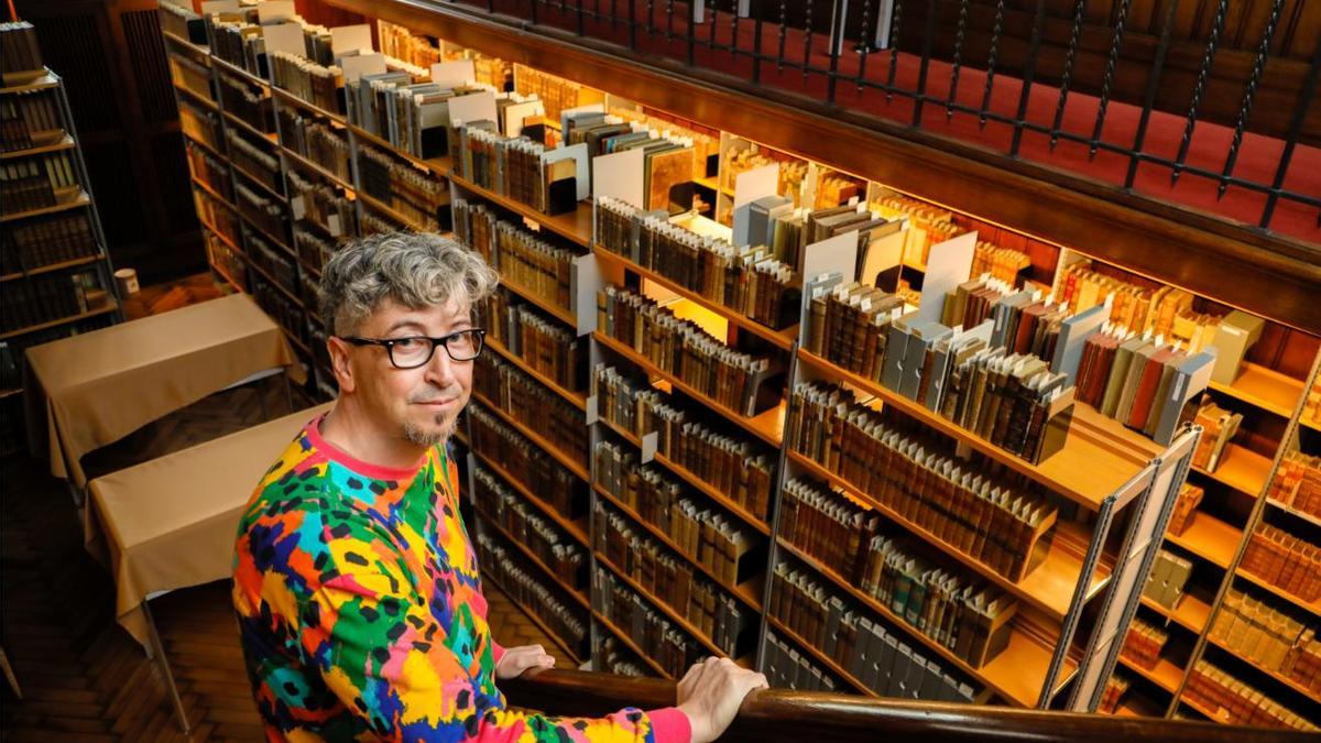 El escritor Benito Olmo, la pasada semana en la biblioteca berlinesa que todavía alberga miles de libros robados por los nazis.