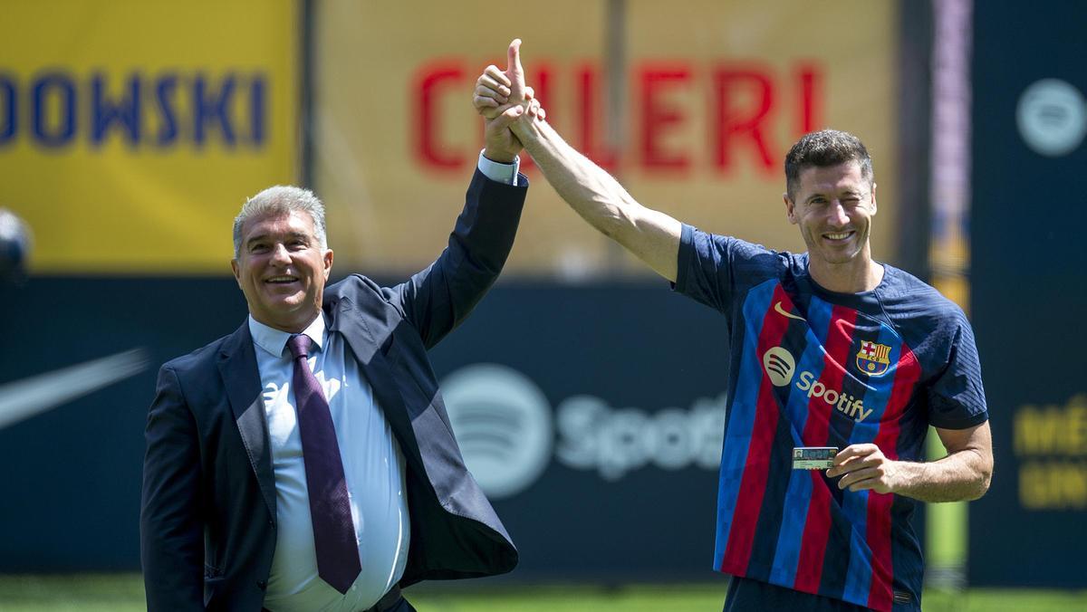 Joan Laporta junto al delantero Robert Lewandowski durante su presentación como nuevo jugador del Barça