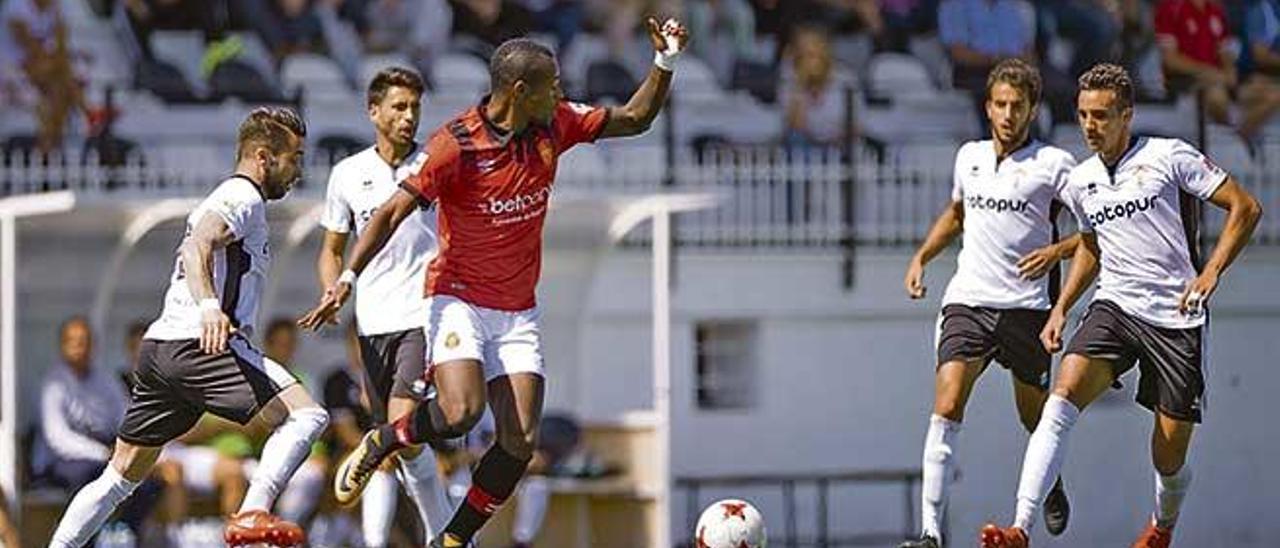 Cedric controla el balón rodeado de cuatro contrarios, el domingo en El Clariano.