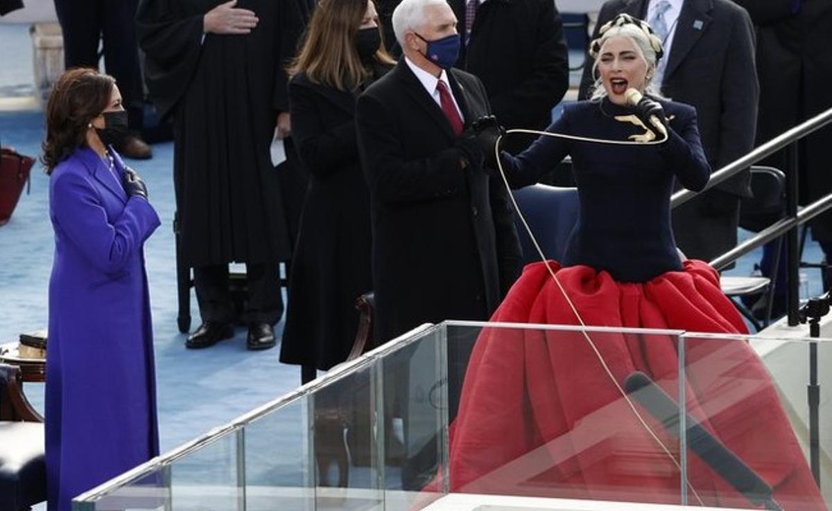 Lady Gaga con su voluminoso vestido en la toma de posesión de Biden