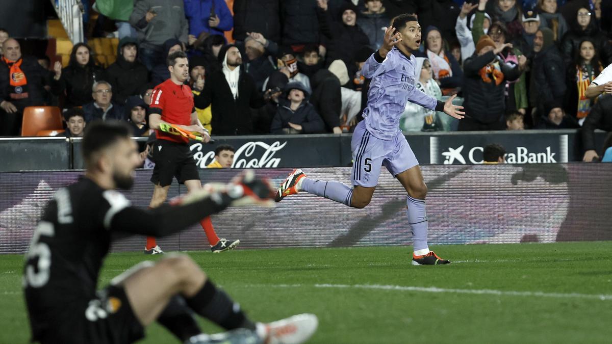 Bellingham protesta al árbitro en Mestalla, en la jugada que el árbitro no dejó seguir y acabó en gol.