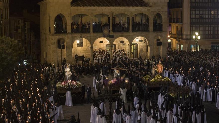 La procesión de la Tercera Caída en la Plaza Mayor donde se ha entonado &quot;La muerte no es el final&quot;; uno de los momentos más emotivos de la Semana Santa de Zamora.
