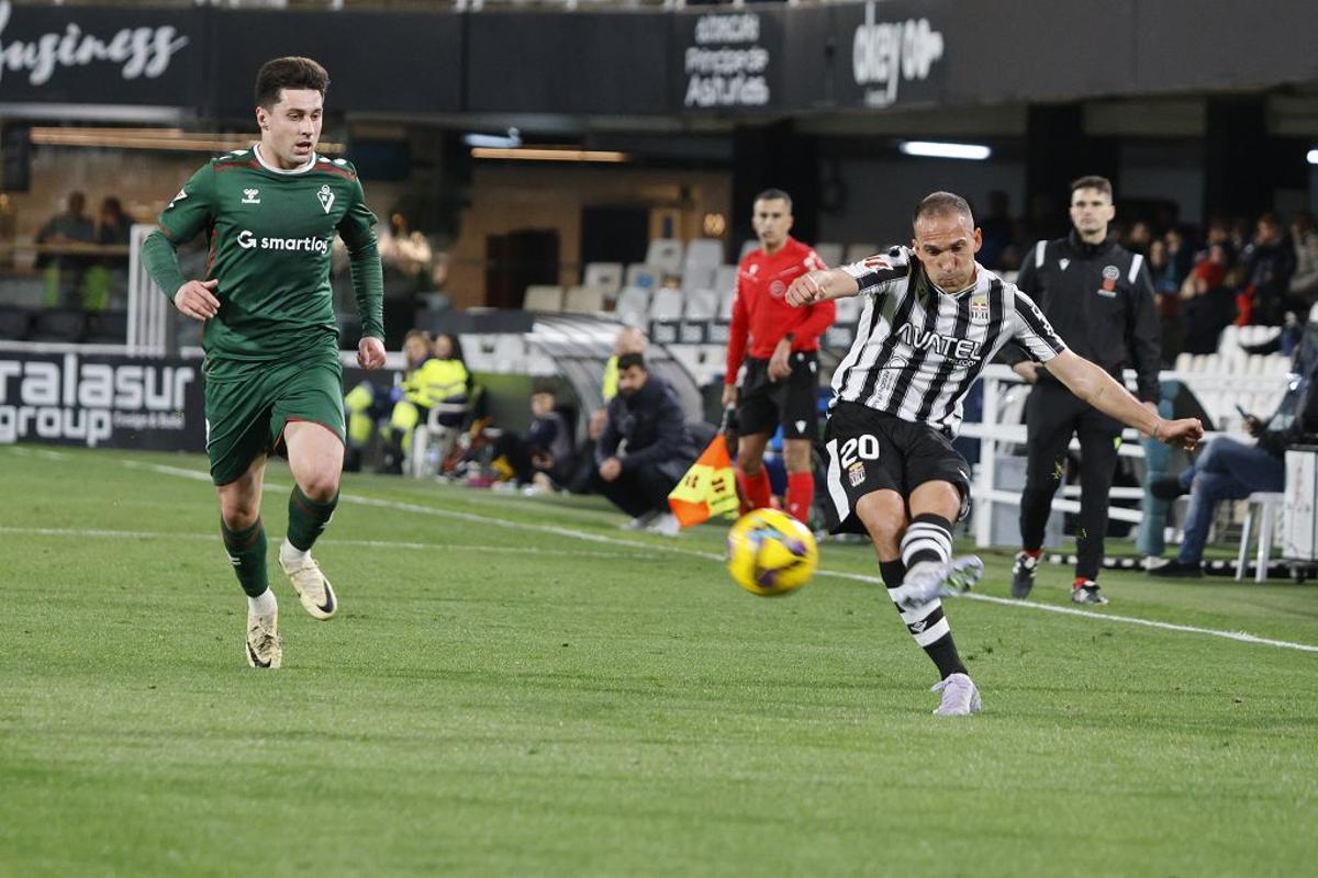 La derrota en casa del FC Cartagena frente al Eibar, en imágenes