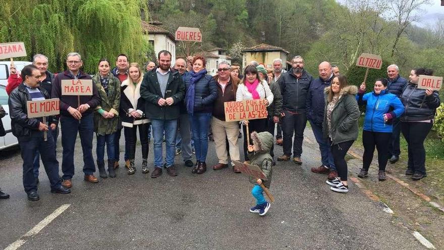 Vecinos concentrados en Vegarrionda para urgir la mejora de la carretera AS-254.