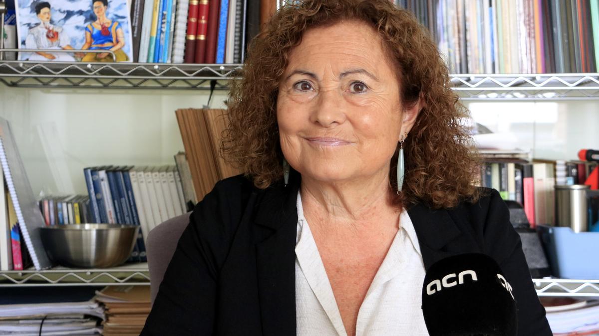 La secretària de la Junta de Govern del Col·legi Oficial de Psicologia de Catalunya (COPC), Teresa Moratalla, en una entrevista amb l&#039;ACN, a la seva consulta
