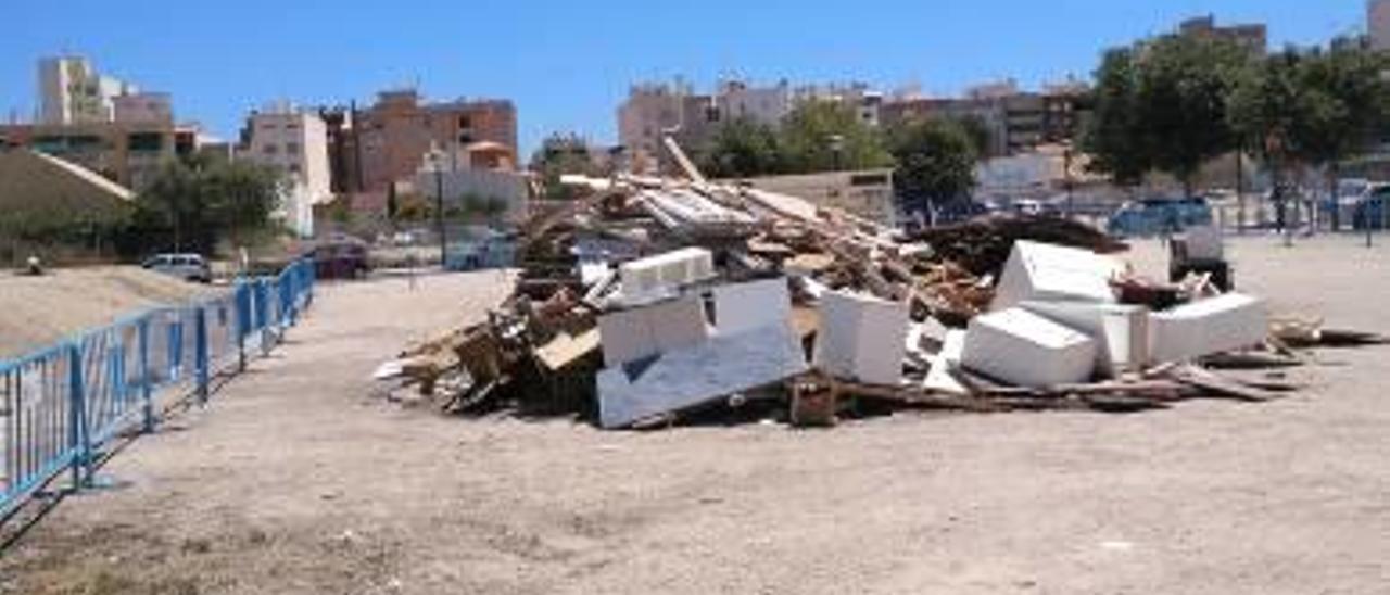 El solar del Racó de Giner es el único que no está vallado, al ser un terreno municipal, destinado a usos varios como la Foguera de Lloixa.