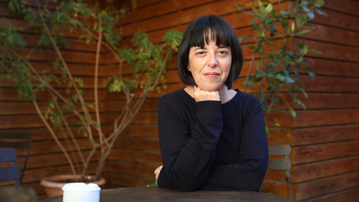 La escritora PIlar Adón, en la librería Laie de Barcelona.