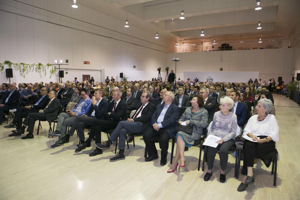 Decenas de profesores y alumnos del CEU, germen de la Universidad de Alicante, se reencuentran en un emotivo acto organizado en el campus.