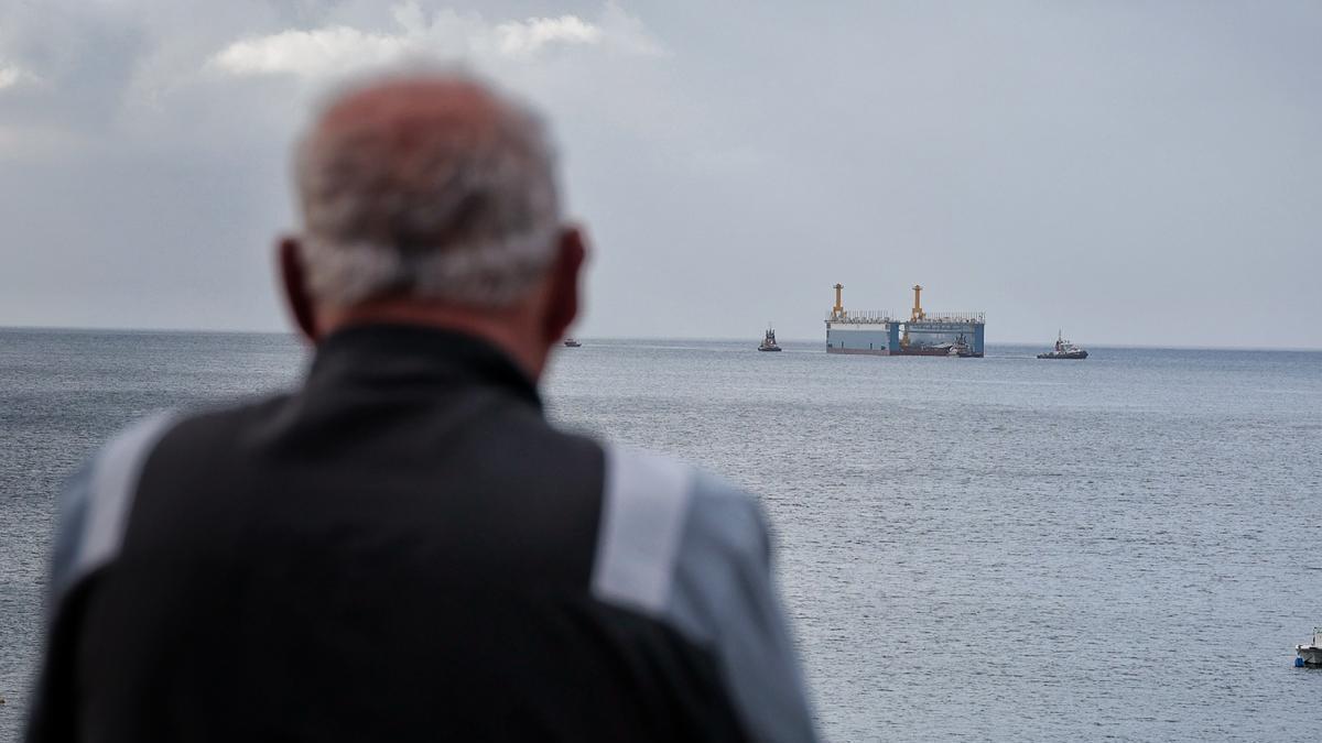 Llegada del primer dique flotante al Puerto Santa Cruz de Tenerife desde China