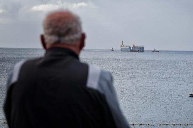 Llegada del primer dique flotante al Puerto Santa Cruz de Tenerife desde China