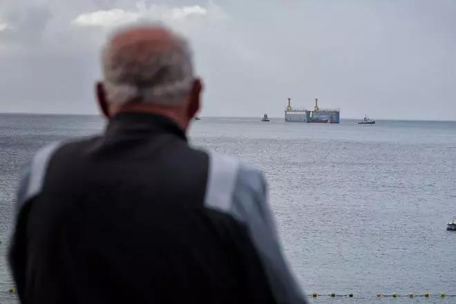 Llegada del primer dique flotante al Puerto Santa Cruz de Tenerife desde China