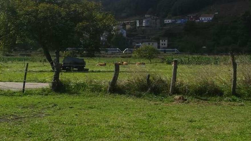 Imagen de los dos trenes, al fondo, cerca de Pravia.