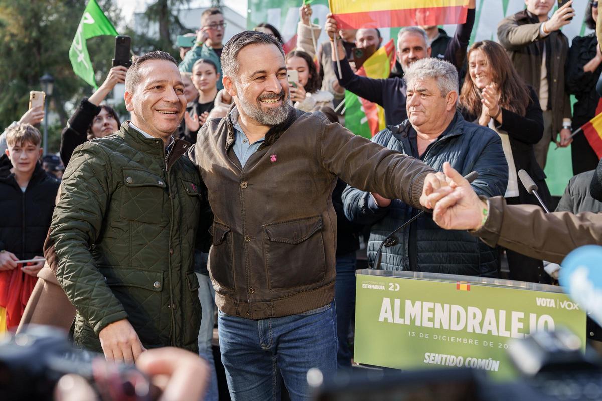 El presidente de Vox, Santiago Abascal, y el candidato de Vox a la Presidencia de la Junta de Extremadura el 21D, Óscar Arturo Fernández Calle, intervienen en la clausura de un acto de campaña en Almendralejo (Badajoz). Imagen de archivo