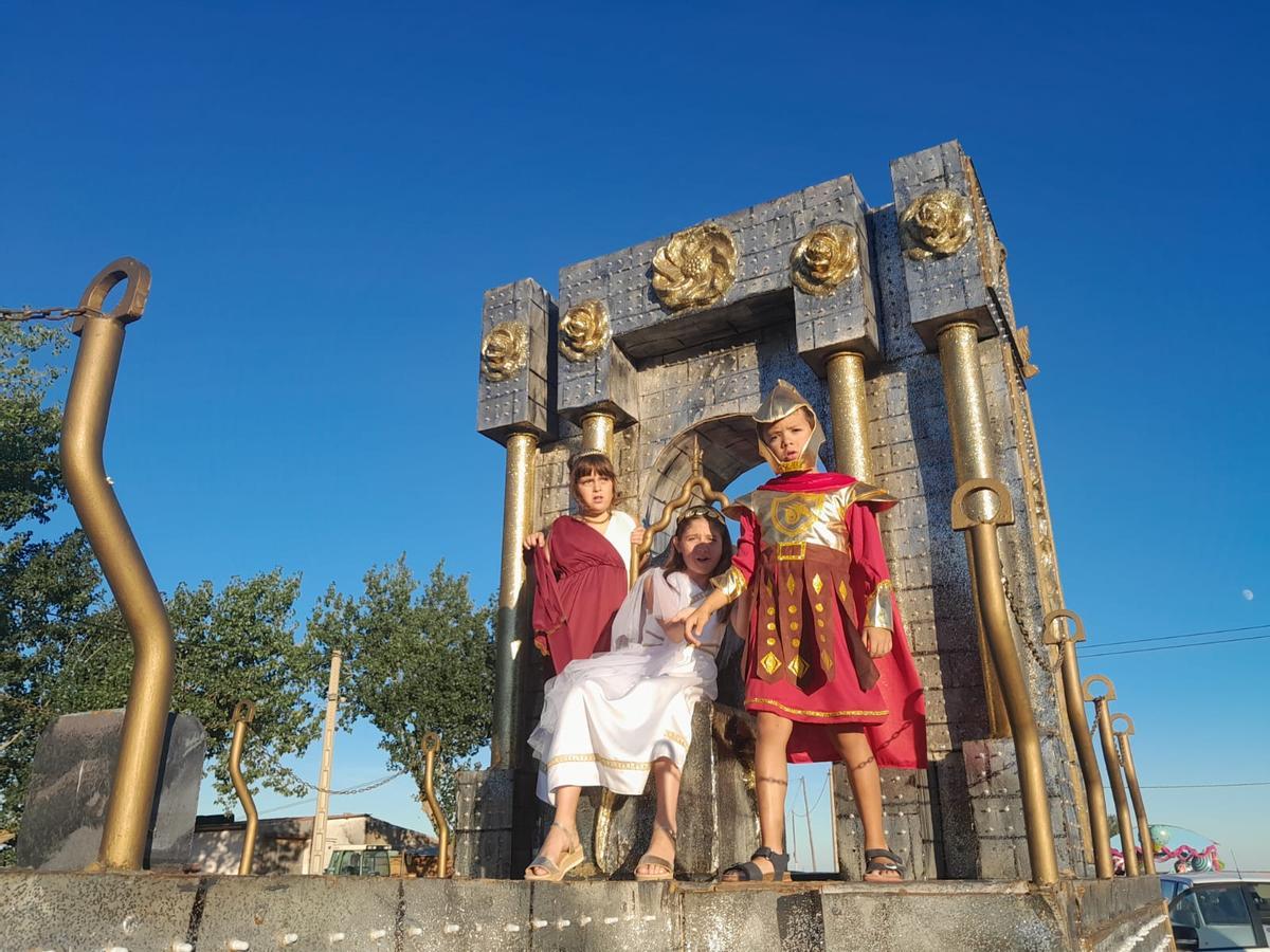 GALERÍA | Morales de Toro se mete de lleno en las fiestas con un desfile de carrozas y disfaces GALERÍA | Morales de Toro se mete de lleno en las fiestas con un desfile de carrozas y disfaces