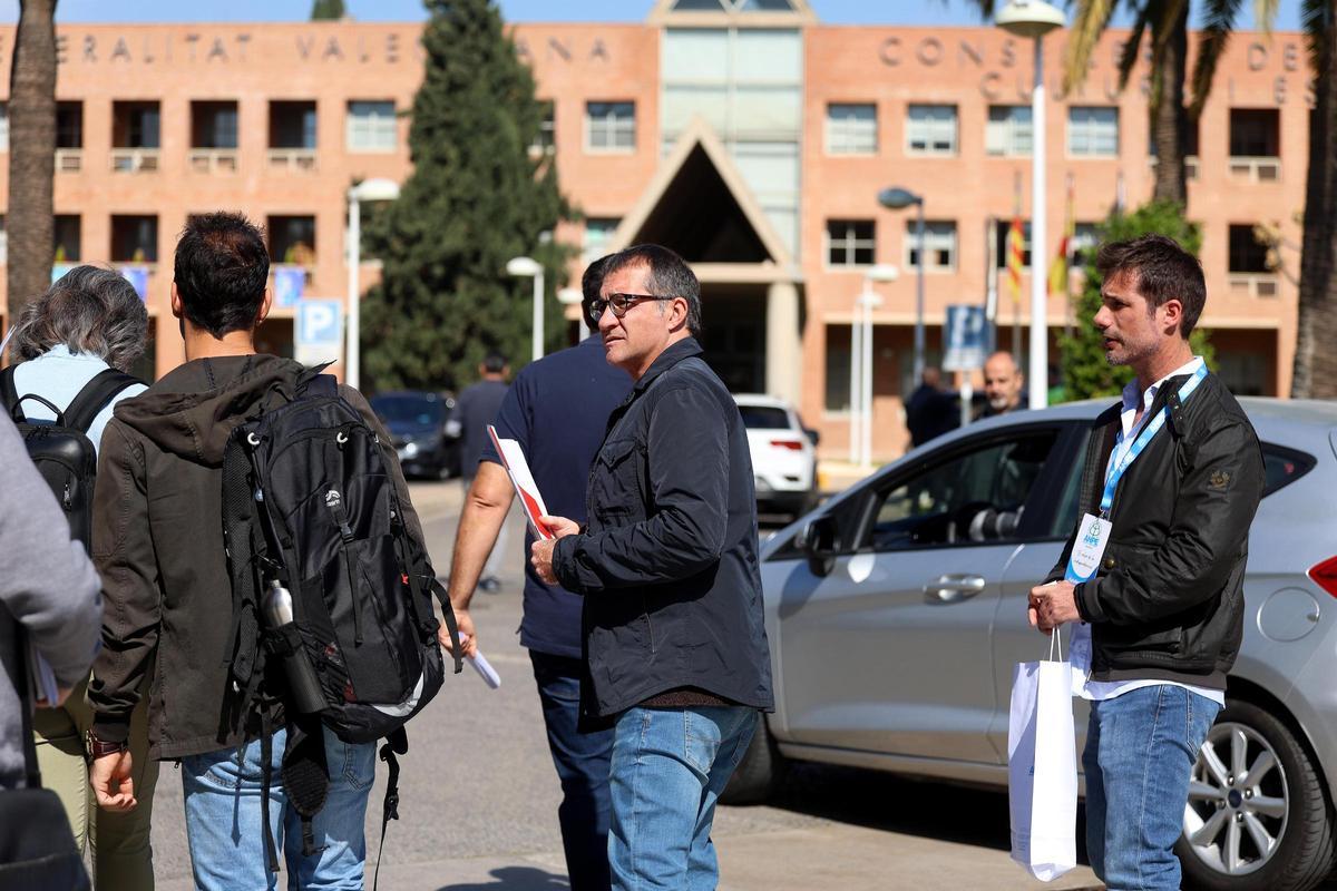 Valencia . Protesta de los sindicatos de Enseñanza ante la Conselleria de Educacion por la abundante burocracia que hay en los colegios
