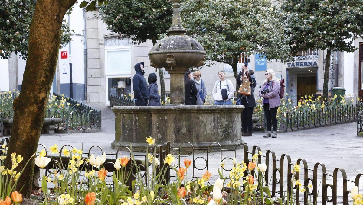 Un grupo de turistas en la praza de Fonseca, en Santiago