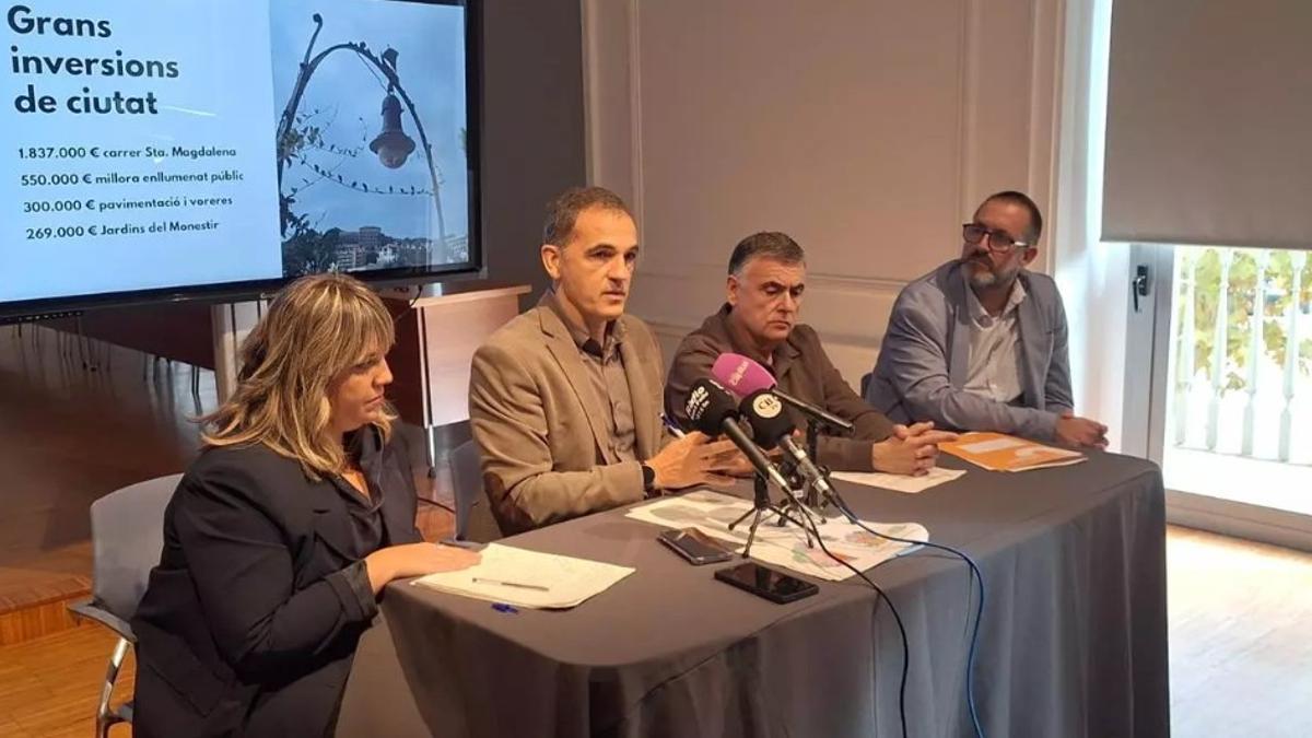 El govern presentant el pressupost abans del ple.