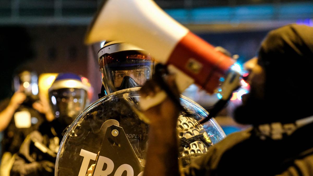 Protestas en Akron (Ohio) tras divulgación de vídeo de un hombre negro acribillado por la policía en la localidad.