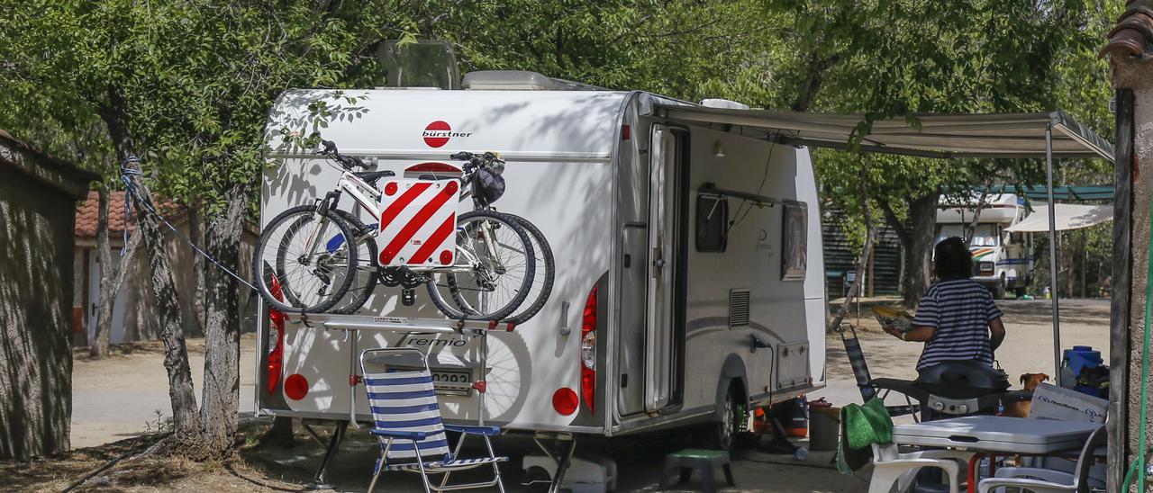 Una caravana aparcada en el camping de Cáceres.