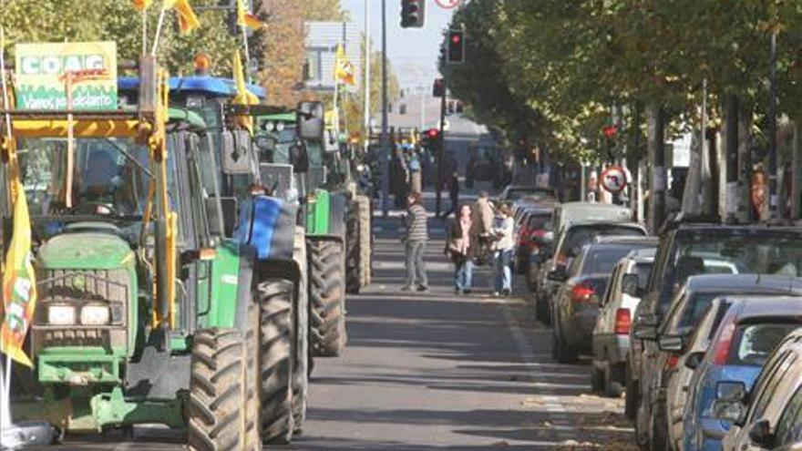 Cientos de agricultores protestan por la &quot;crítica&quot; situación del campo