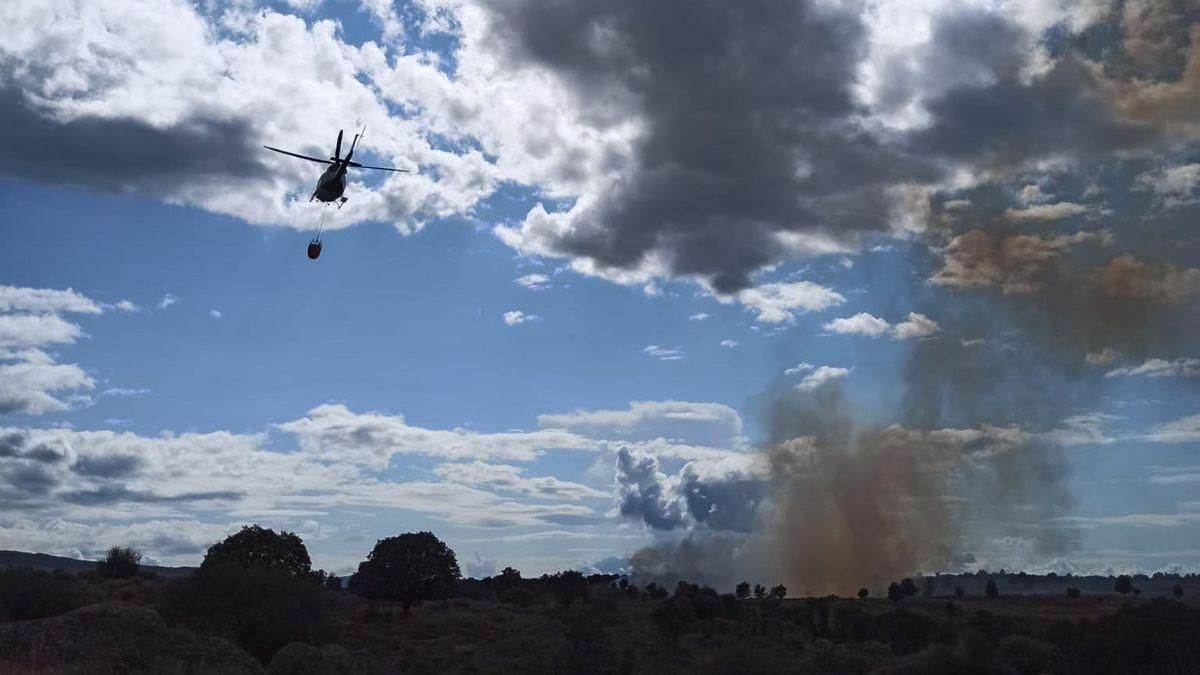 Un helicóptero de extinción de incendios