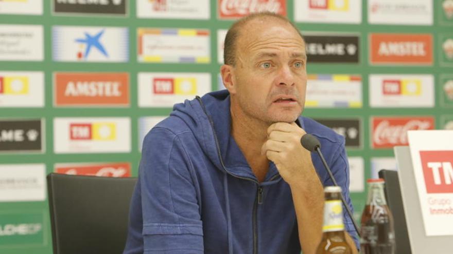 Vicente Mir, entrenador del Elche CF, en la sala de Prensa del Martínez Valero