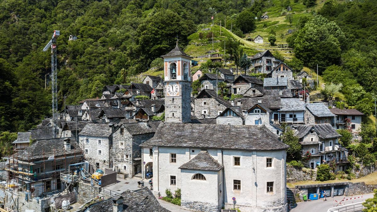 Este pueblo medieval suizo es único en el mundo: solo viven 12 personas entre casitas de piedra, silencio y vistas a los Alpes