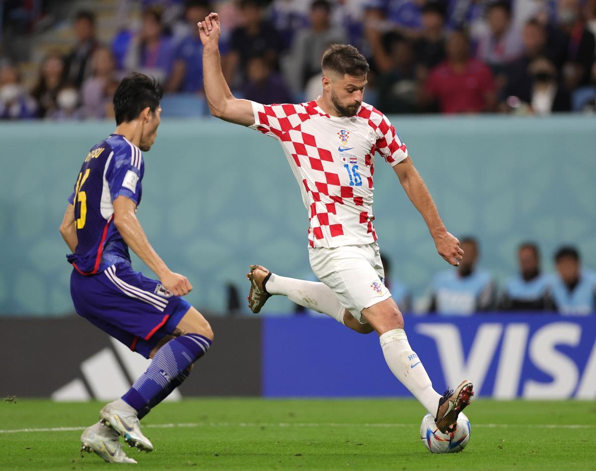 Al Wakrah (Qatar), 05/12/2022.- Takehiro Tomiyasu (L) of Japan in action against Bruno Petkovic of Croatia during the FIFA World Cup 2022 round of 16 soccer match between Japan and Croatia at Al Janoub Stadium in Al Wakrah, Qatar, 05 December 2022. (Mundial de Fútbol, Croacia, Japón, Catar) EFE/EPA/Abir Sultan