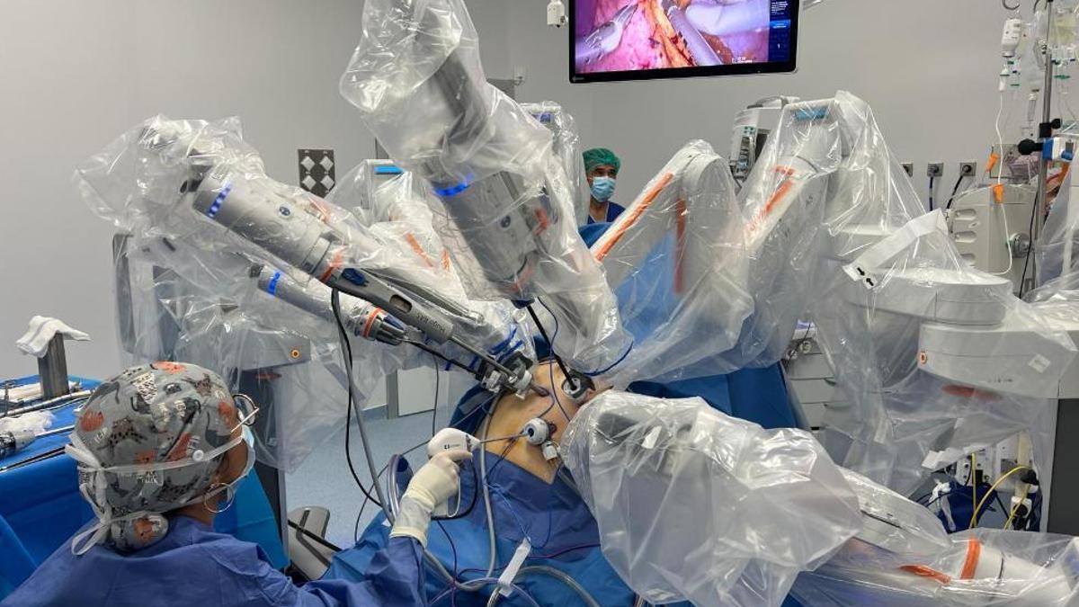 Robot Hugo con el que se ha realizado la primera intervención de cirugía bariátrica en España
