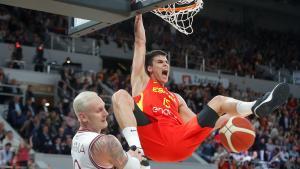 Pradilla machaca el aro de Letonia en el partido disputado en Zaragoza, el jueves pasado