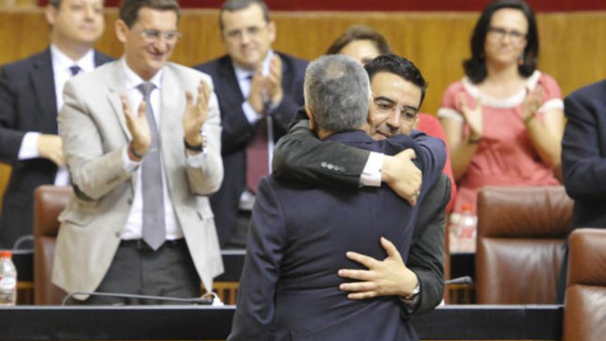 Griñán se abraza efusivamente con Mario Jiménez en el Parlamento de Andalucía .