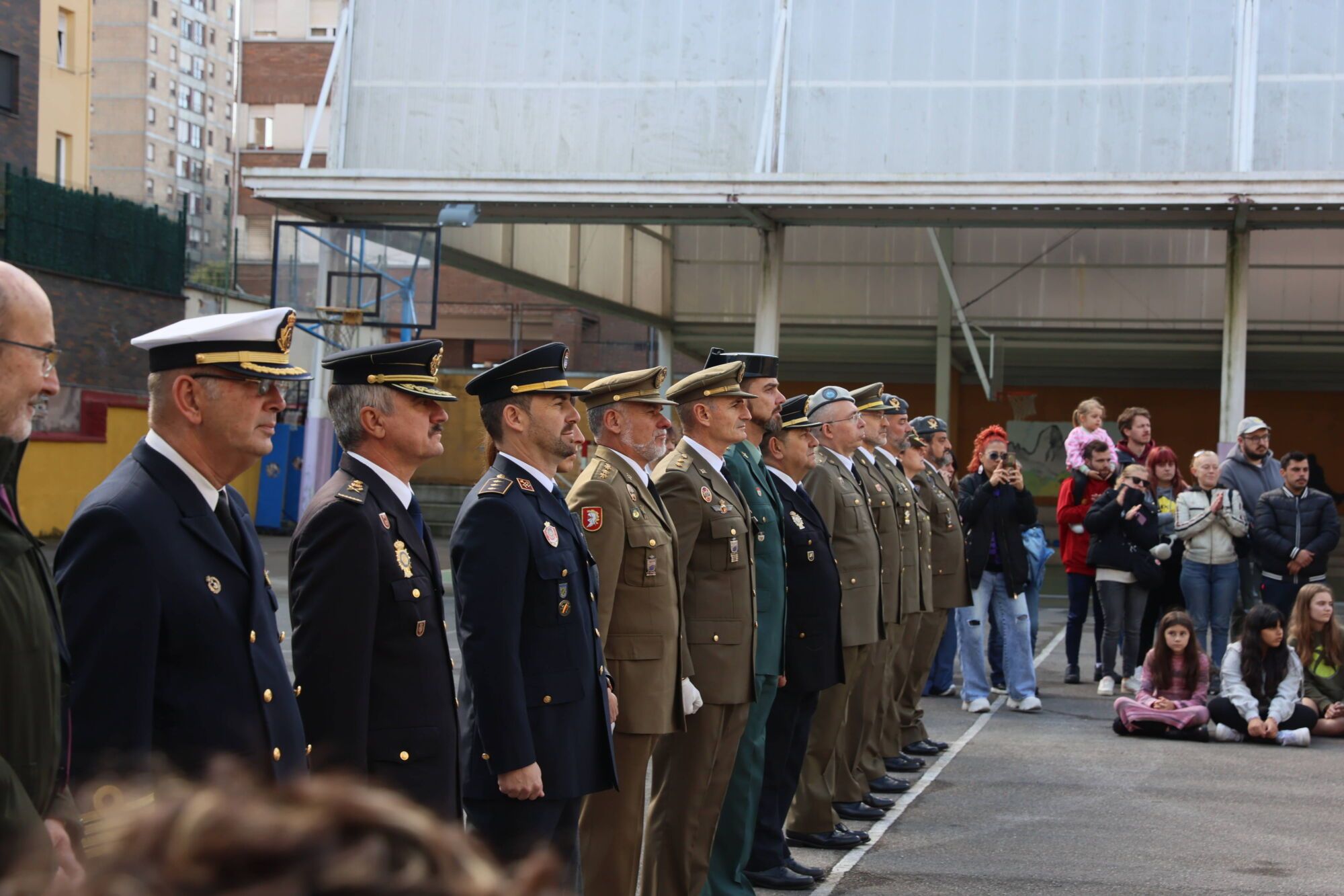 Escuelas Blancas. Acto de izado de la bandera con asistencia del delegado de Defensa y representantes de la Guardia Civil, la Policía Nacional y la Municipal, entre otros