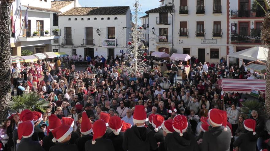 Los coros escolares abren la Feria Solidaria de Navidad de La Nucía